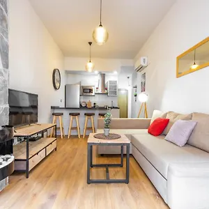 cozy-apartment-w-private-parking-malaga-center.hotelsinnerja.org/